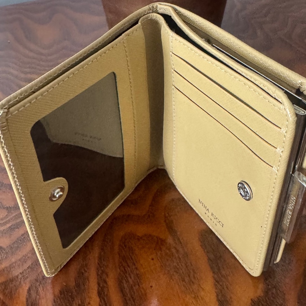 ✨ Nina Ricci Paris leather wallet ✨